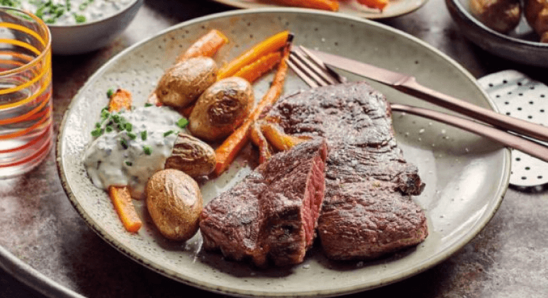 Steaks mit Kartoffeln, Röstkarotten und Dip