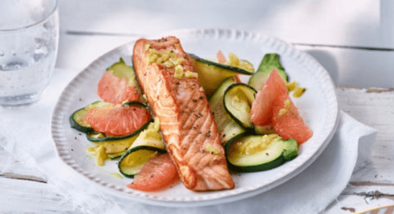 Gebratener Lachs mit Salat aus Zucchini und Grapefruit