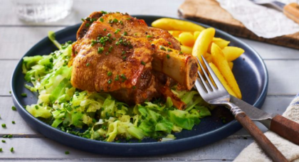 Schweinshaxe mit Spitzkohl und Schupfnudeln mit Schnittlauch