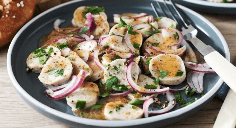 Weißwurst-Salat mit Zwiebeln und Petersilie