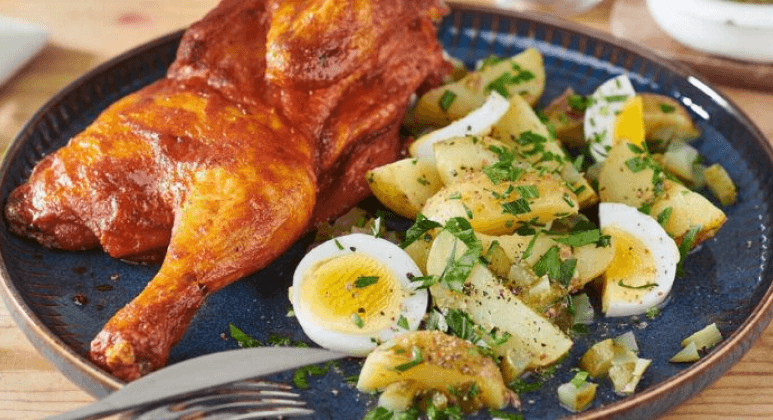 Brathähnchen mit rustikalem Kartoffelsalat aus Kartoffeln, Eiern und Gurken