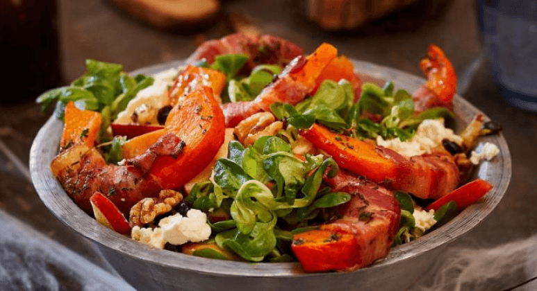 Herbstlicher Hokkaidokürbissalat mit gebackenen Kürbiswedges