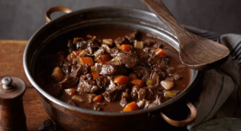 Geschmortes Rindergulasch mit Gnocchi und Suppengemüse
