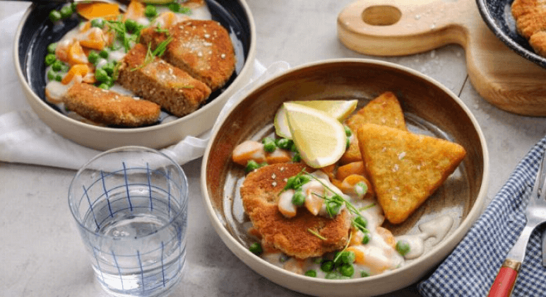 Vegane Haferflocken-Schnitzel mit cremigem Erbsen-Karotten-Gemüse und Rösti