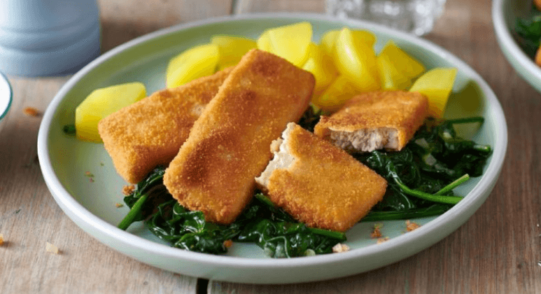 Panierte Tofusticks mit Spinat und Kartoffeln in Vegan