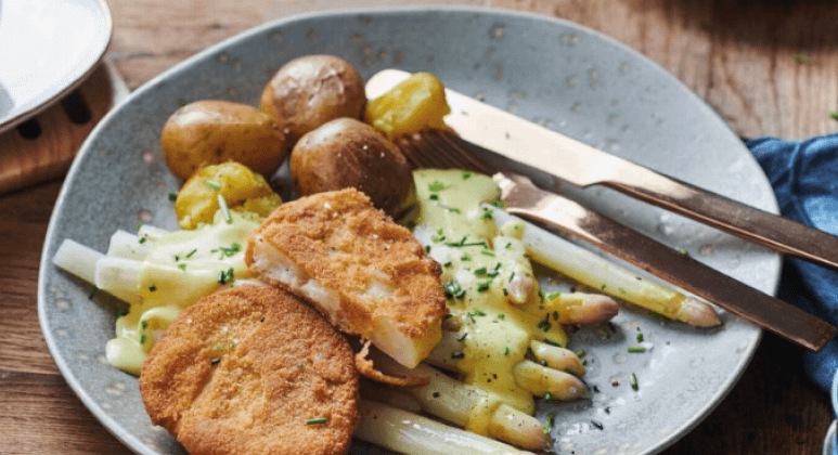 Sellerie-Schnitzel mit Spargel, Kartoffeln und Sauce hollandaise