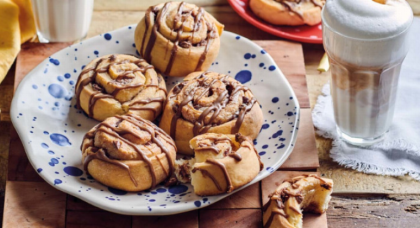 Zimtschnecken mit Vollmilchschokolade und Kaffee