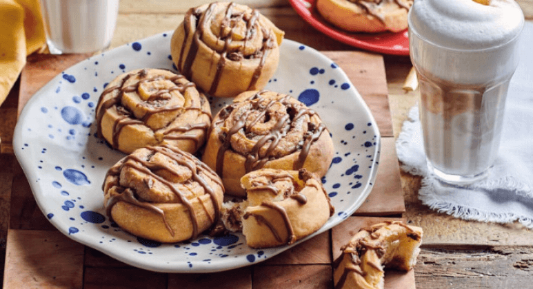 Zimtschnecken mit Vollmilchschokolade und Kaffee
