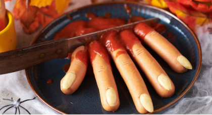 Halloween-Hand aus Wiener Würstchen mit Tomatensoße