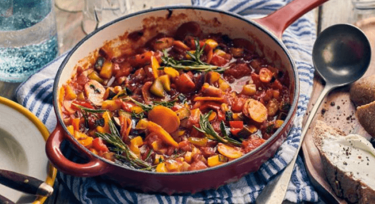 Geschmortes Ratatouille aus Zucchini, Paprika und Karotten mit knusprigem Steinofenbaguette und frischem Thymian