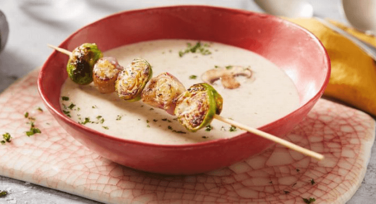 Champignon-Cremesuppe mit gerösteten Rosenkohl-Spießen und Schalotten