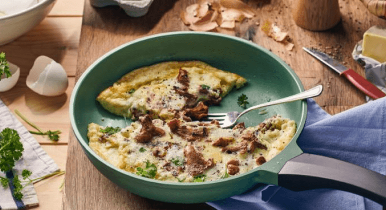 Pfifferling-Käse-Omelett mit Mozzarella und Petersilie