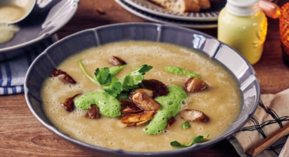 Steinpilzcremesuppe mit Kräuterschaum und Knollensellerie