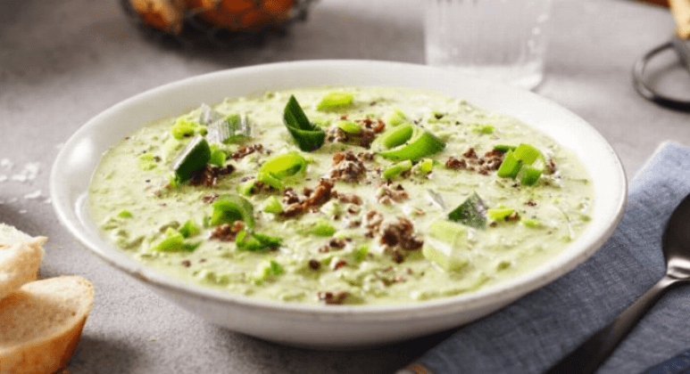 Käse-Lauch-Suppe mit Hackfleisch und Schmelzkäse