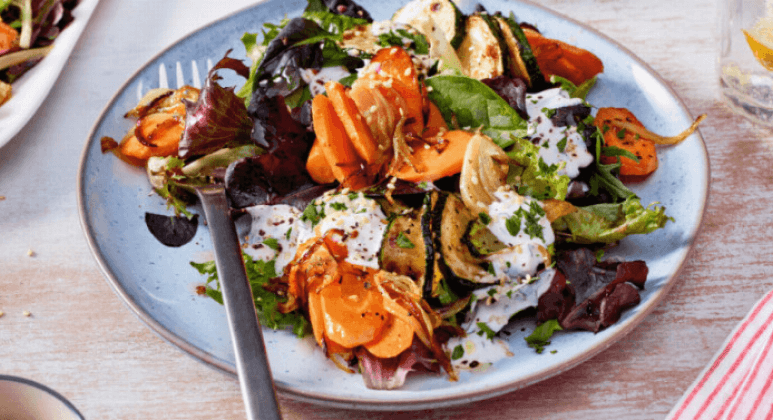 Salat mit gebratenen Zucchini, Möhren und Joghurtdressing