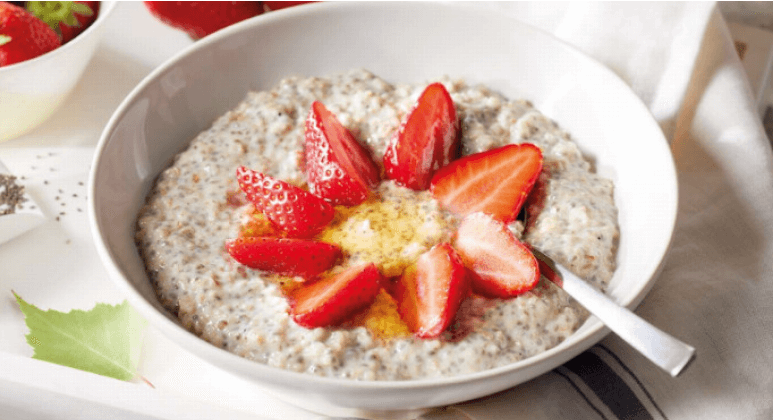 Porridge mit Chia-Samen, Honig und Erdbeeren
