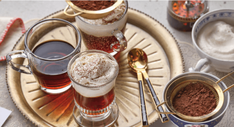 Kaffee mit Rum, Kakao und Schlagsahne