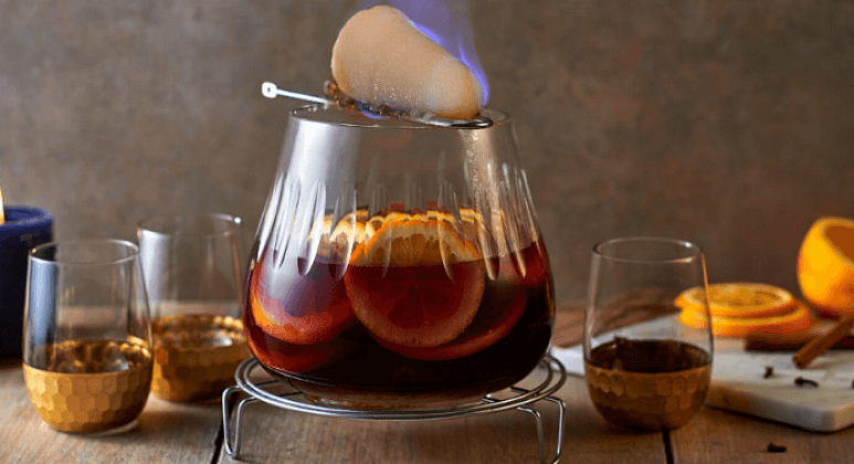 Feuerzangenbowle bestehend aus Rotwein, Orangen, Rum und Gewürzen