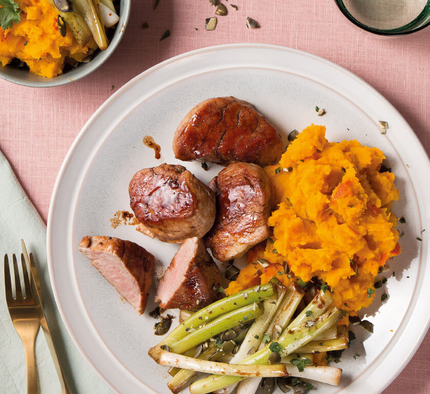 Schweinefiletmedaillons Mit Rosmarin Und Bunter Pfeffersauce - Rezepte ...