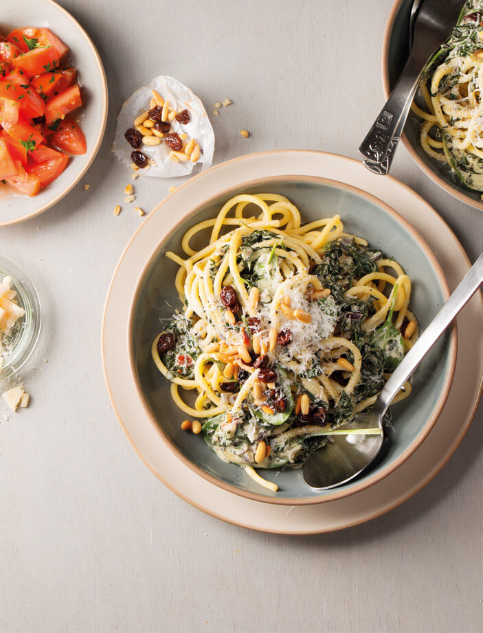 [Schnell &amp; einfach] Spaghetti mit Rahmspinat, Pinienkernen und Rosinen ...