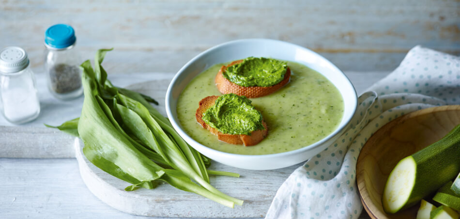 [Schnell &amp; einfach] Zucchinicremesuppe mit Bärlauch-Croûtons | LIDL Kochen