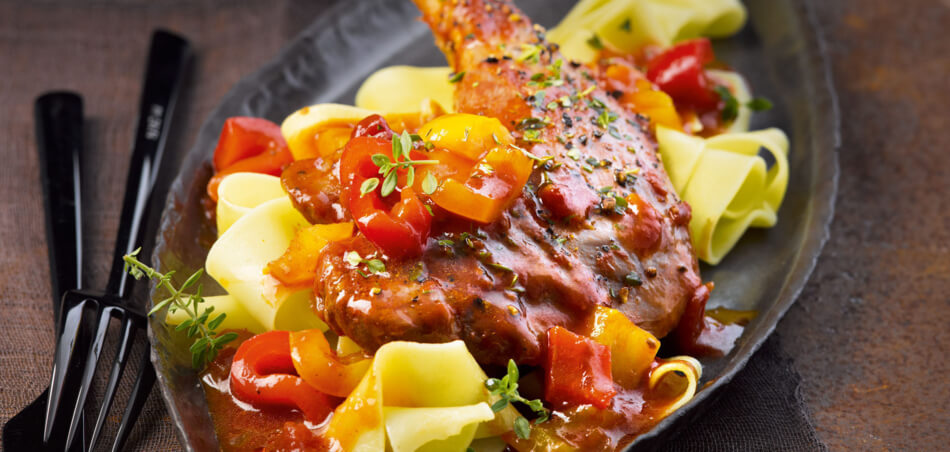 [Schnell &amp; einfach] Geschmorte Hähnchenkeulen in Tomaten-Paprika-Sauce ...