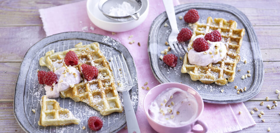 [Schnell &amp; einfach] Himbeer-Skyr-Waffeln mit Mandeln | LIDL Kochen